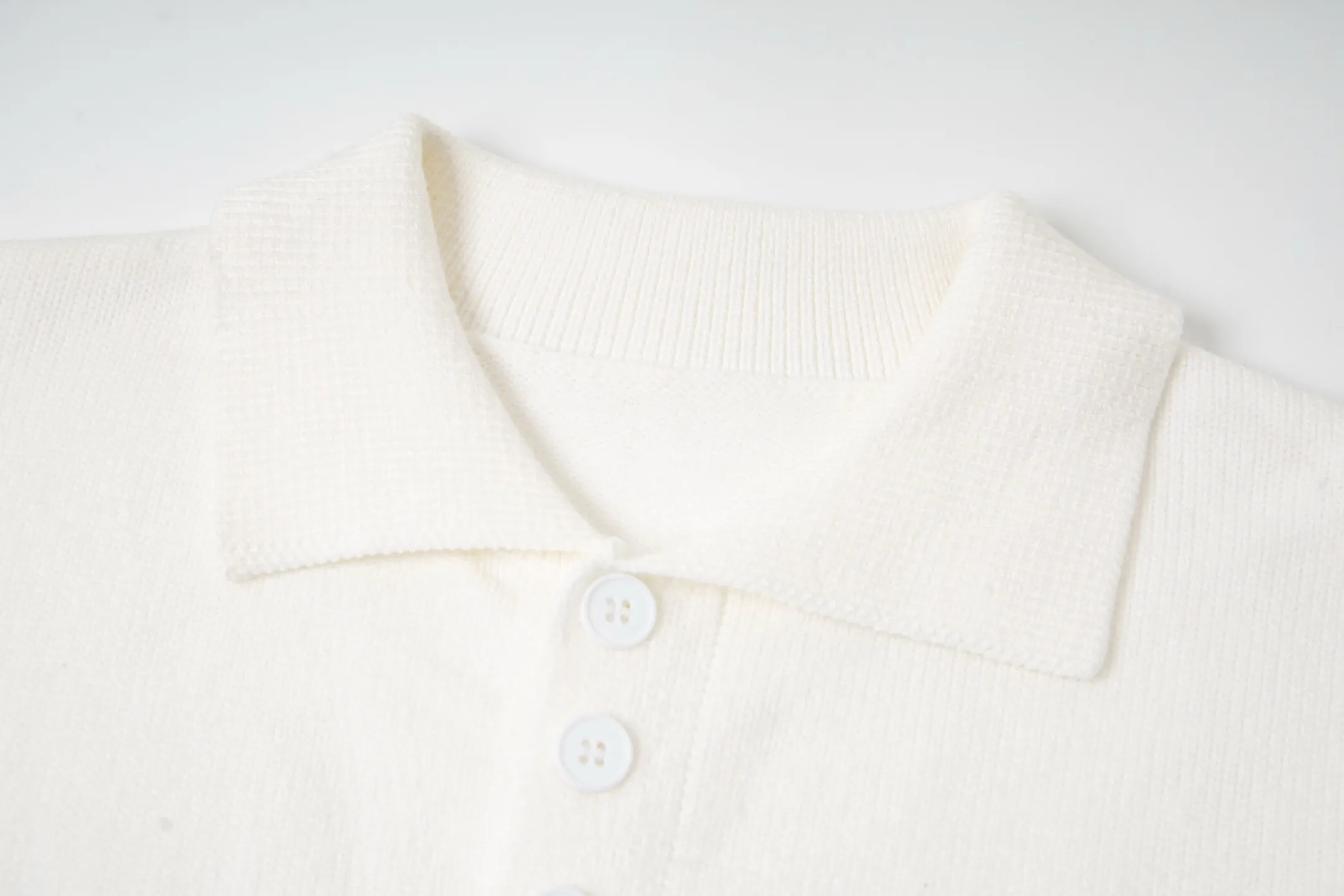 P230 Style number: Y258 Ralph Lauren POLO twist button open-chest sweater is a limited edition every year. There won’t be many styles in the store! Ralph Lauren men's half-button sweater. The shape is really nice. It can be worn alone or as a coat. It can be worn outside the inner layer. It is versatile and looks good. Tag, hanging grain, washable, packaging bag, full set of accessories. The appearance is quite high. The workmanship is super exquisite. Color: navy, gray, apricot, navy. Size: S M L XL
